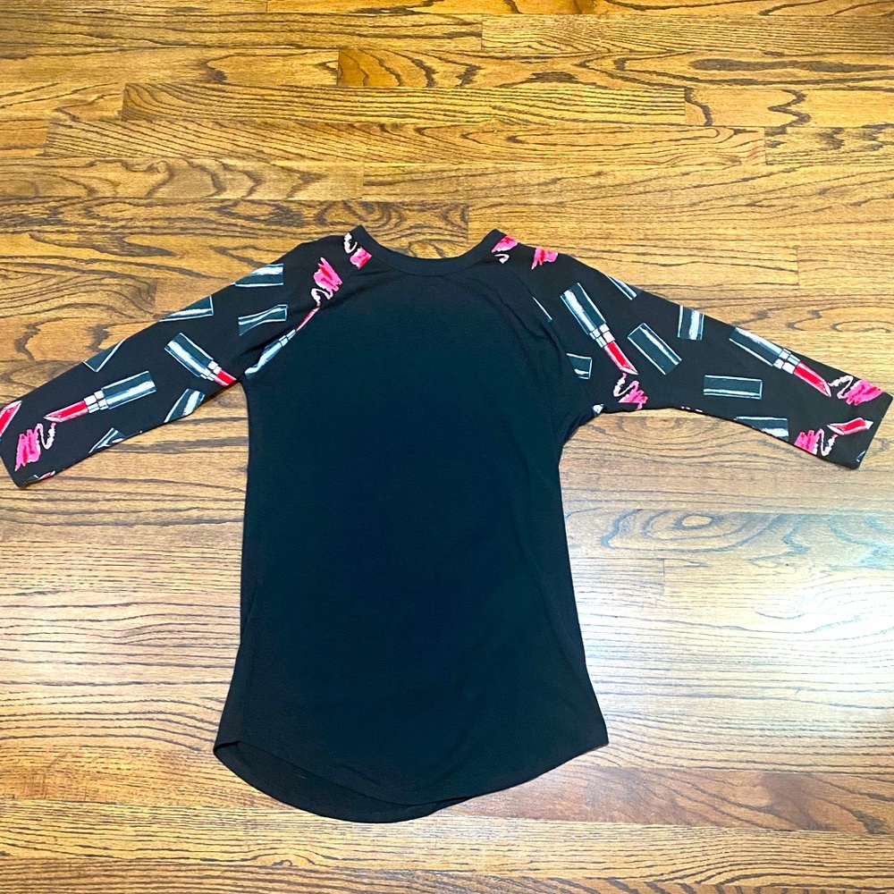 Lularoe Baseball Tee - The Randy Tee - Lipstick print